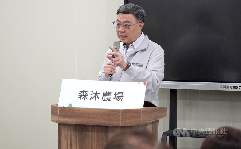 行政院長卓榮泰（圖）5日到台中市新社區參觀生產香菇的智慧溫室，提及老年農民福利津貼調高、農民退休儲金政府撥補比例，由政府農民各出一半，改成政府出6成，農民出4成等福利政策。中央社記者吳哲豪台中攝　115年6月5日