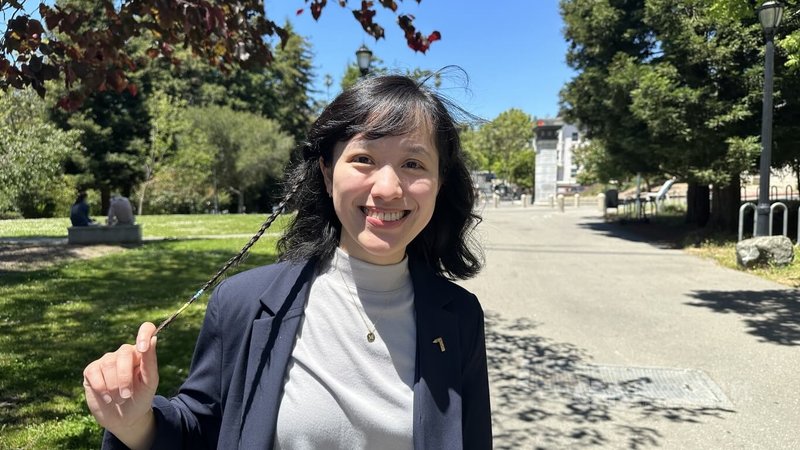 鄧立潔台大國企系跨界念機械工程，她熱愛「星際大戰」電影，對科幻世界的太空船有濃厚興趣，留有向絕地學徒帕達萬致敬的紀念辮子，提醒自己保有好奇的學習態度。中央社記者張欣瑜舊金山攝　115年6月5日
