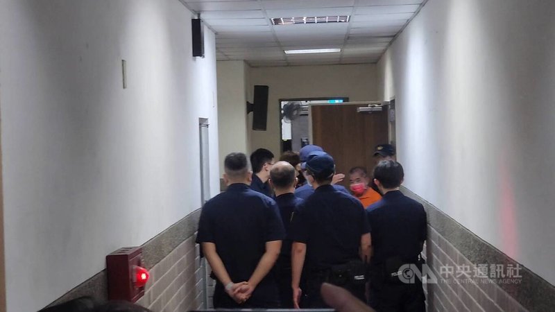高雄連環殺人分屍案審結，高雄地方法院5日在國民法官法庭宣判，犯嫌張介宗（橘衣者）遭判死刑。法官剛宣布被告還押後，3名受害者家屬突然當庭衝上前攻擊張介宗，法警緊急制止，事後張介宗在大批警力戒護下還押。中央社記者洪學廣攝　115年6月5日