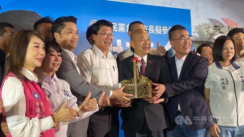 中國國民黨籍立法委員謝龍介(前左4)5日在新北市舉行台南市長選舉競選募款餐會,立法院長韓國瑜(前左5)出席支持。前左3為台北市長蔣萬安、前右2為國民黨新北市長參選人李四川。中央社記者黃旭昇攝 115年6月5日