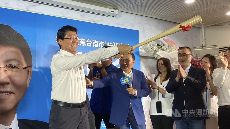 中國國民黨籍立法委員謝龍介(前左)5日在新北市舉行台南市長選舉競選募款餐會,新北市長侯友宜(前左2)出席並送上球棒,謝龍介現場揮棒,象徵強棒出擊。中央社記者黃旭昇攝 115年6月5日