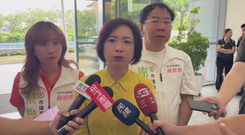 台中捷運連兩天號誌故障延誤，民主進步黨台中市長參選人何欣純（中）5日接受媒體聯訪時表示，故障不能以個案看待，應系統性巡檢及安排配套。（何欣純辦公室提供）中央社記者蘇木春傳真　115年6月5日