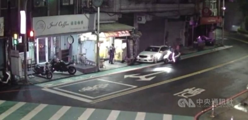 新北市新莊警員4日深夜盤查違停車輛，駕駛一見到警察就拔腿狂奔，警方展開追緝並以辣椒水制伏，發現駕駛不但未取得駕駛執照，且經快篩呈毒品陽性反應。（翻攝照片）中央社記者曹亞沿傳真　115年6月5日