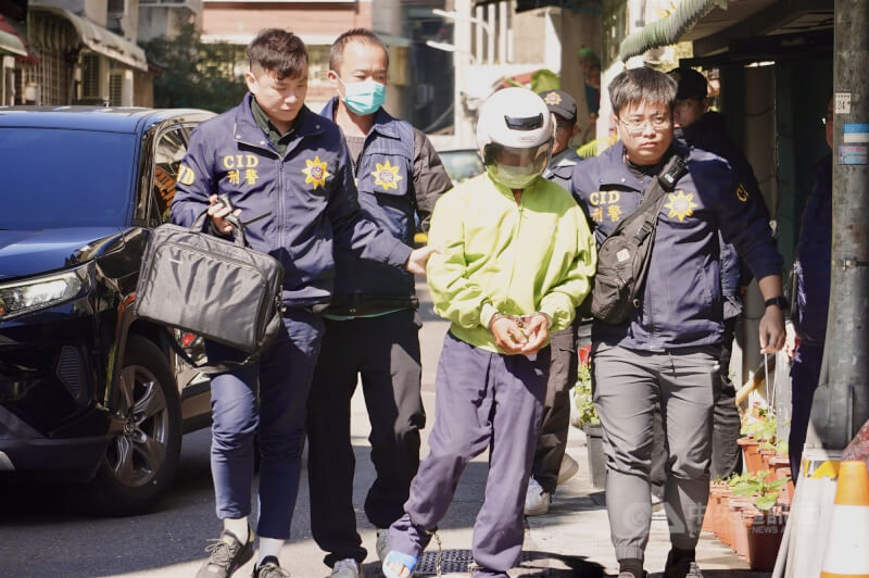 張介宗（前中、黃衣）涉犯高雄連環殺人分屍案，高雄地院國民法官庭5日依殺人、損壞及遺棄屍體等罪判處死刑。（中央社檔案照片）