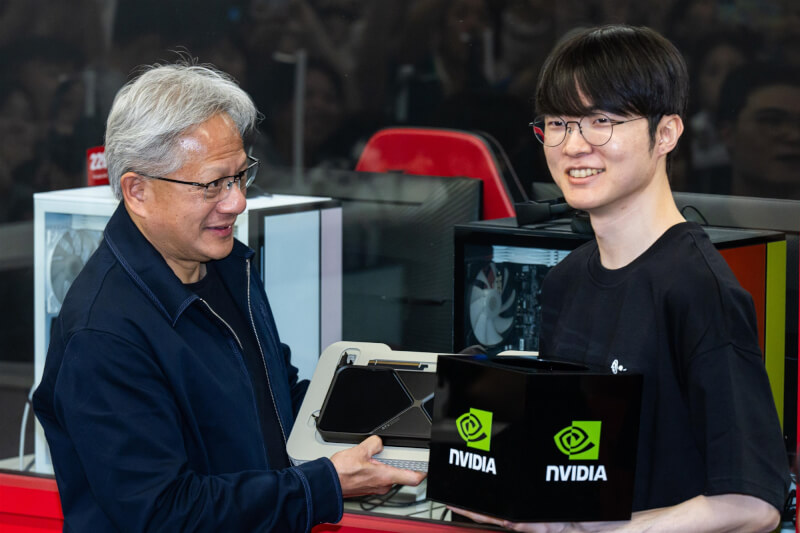 黃仁勳贈RTX 5090顯卡　Faker：對電競選手很重要[影]