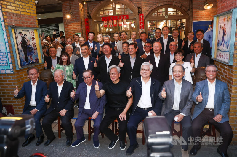 輝達執行長黃仁勳（前中）5月28日晚間在台北出席宴請供應鏈夥伴的「兆元宴」，餐前邀請華碩董事長施崇棠（前左起）、廣達副董事長梁次震、廣達董事長林百里，緯創董事長林憲銘（前右起）、聯發科執行長蔡力行、台積電董事長魏哲家以及鴻海董事長劉揚偉（2排左3起）、和碩董事長童子賢、緯創總經理林建勳等人一同比讚合影。（中央社檔案照片）