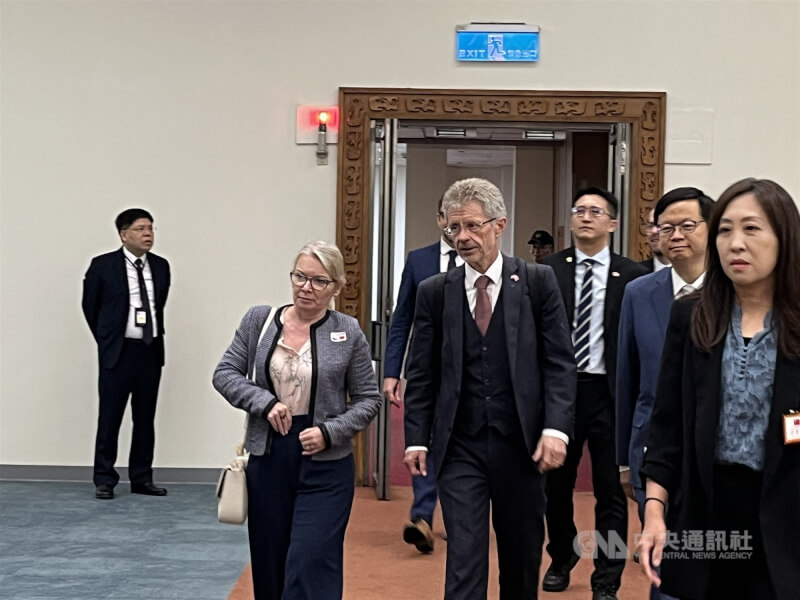 捷克參議院議長韋德齊1日率團訪台，期間晉見總統、會見立法院代表等人促進交流，4日晚間從桃園國際機場搭乘華航飛往布拉格的班機離台。中央社記者葉臻攝　115年6月4日