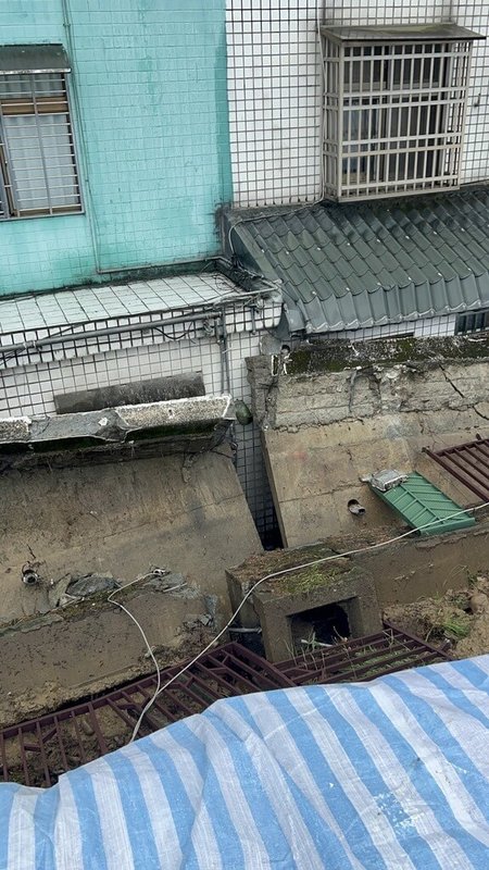 桃園市龜山區4日晚間下大雨，楓樹國小操場圍牆倒塌波及民宅，所幸無人傷亡受困。（桃園市議員李宗豪提供）中央社記者葉臻傳真　115年6月5日