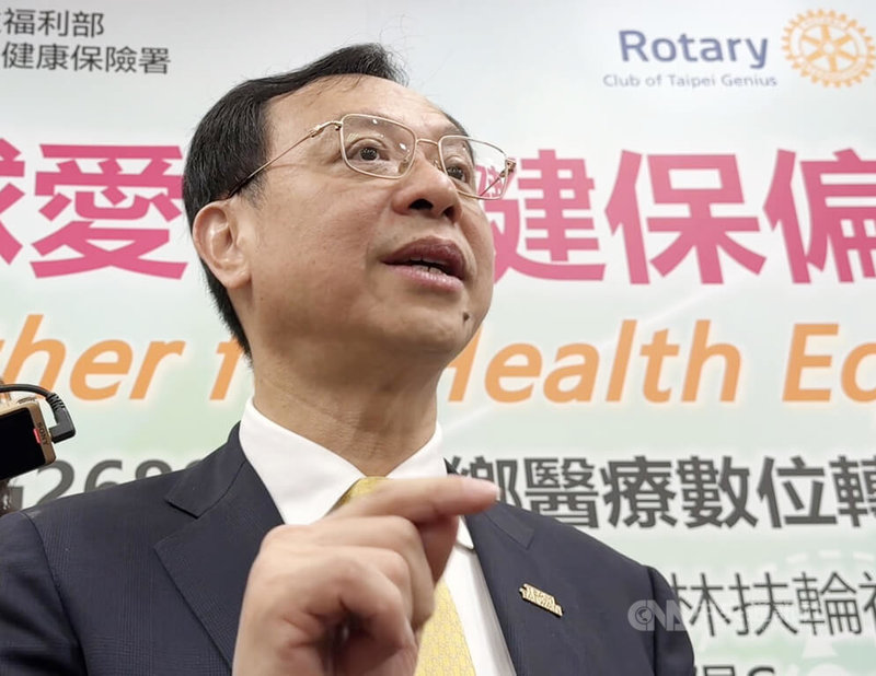 近期毒駕事件層出不窮，禍首之一「喪屍煙彈」依托咪酯使用電子煙作為載具。行政院會拍板源頭嚇阻等14項因應策略，衛福部長石崇良5日說明修法重點，除新增「持有」電子煙罰則，製造、輸入電子煙加入刑罰，可處以1至3年不等有期徒刑，從源頭杜絕非法供應鏈。中央社記者沈佩瑤攝　115年6月5日