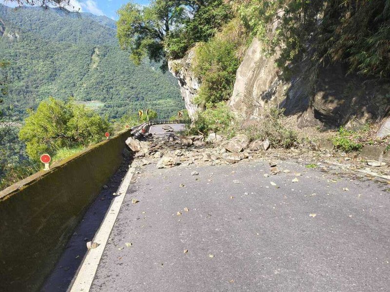南橫公路利稻路段6日發生邊坡坍方，交通中斷，預計上午10時搶通。（關山工務段提供）中央社記者盧太城台東傳真 115年6月6日