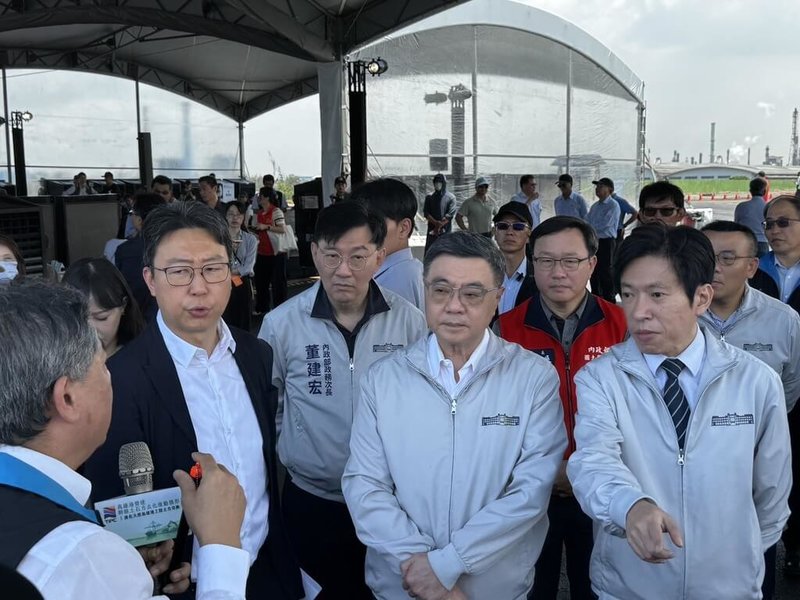行政院長卓榮泰（前右2）6日在行政院秘書長張惇涵（前右1）等人陪同下，視察高雄港填海造陸收容土石方推動情形。（內政部提供）中央社記者高華謙傳真　115年6月6日