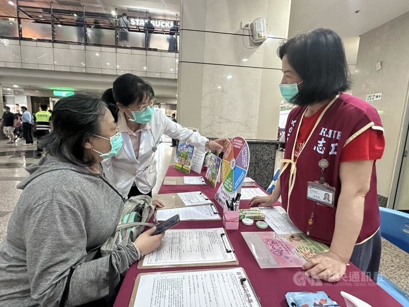 器官捐贈推廣活動是不少民眾理解器捐的第一步，醫界認為器捐需要更加被大眾理解才能真正有助推動，也減少家屬間的疑慮。圖為高雄醫學大學附設中和醫院2026年器捐推廣活動，志工、社工師講解器捐流程。中央社記者林巧璉攝 115年6月6日