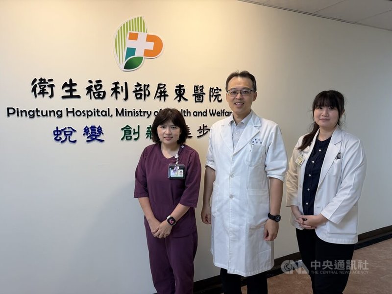 屏東醫院器捐小組由神經外科主任醫師張家茂（中）、外科加護病房護理長林宜芳（左）、社工師朱惠君（右）組成，分頭為勸募而努力。中央社記者李卉婷攝 115年6月6日