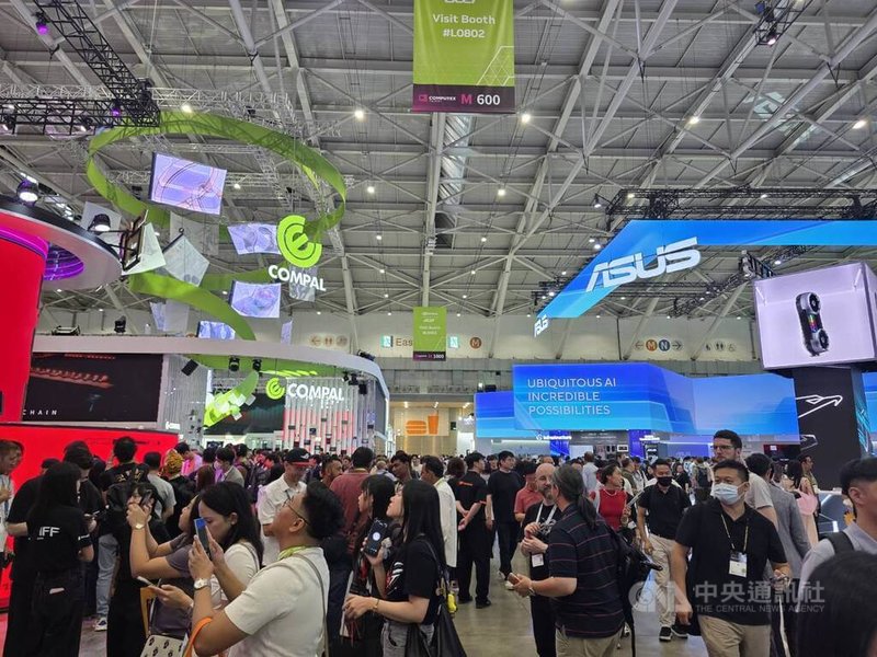 輝達（NVIDIA）執行長黃仁勳掀起的AI旋風，再度席捲今年台北國際電腦展（COMPUTEX），大批國內外業者朝聖，帶動大台北地區飯店住房率飆升、餐飲業績成長。中央社記者江明晏攝　115年6月6日