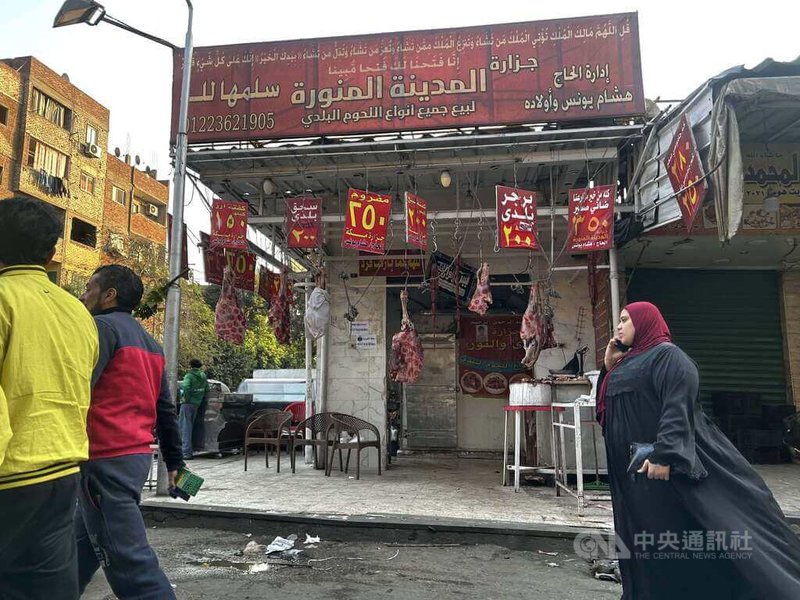 埃及政府在5月底查獲約1萬公斤腐敗肉品與非法屠宰肉類，埃及社群媒體開始流傳「查獲狗肉」的說法，引發民眾恐慌，也帶出埃及街犬治理的問題。圖為開羅某間肉品專賣店。中央社記者施婉清開羅攝 115年6月6日