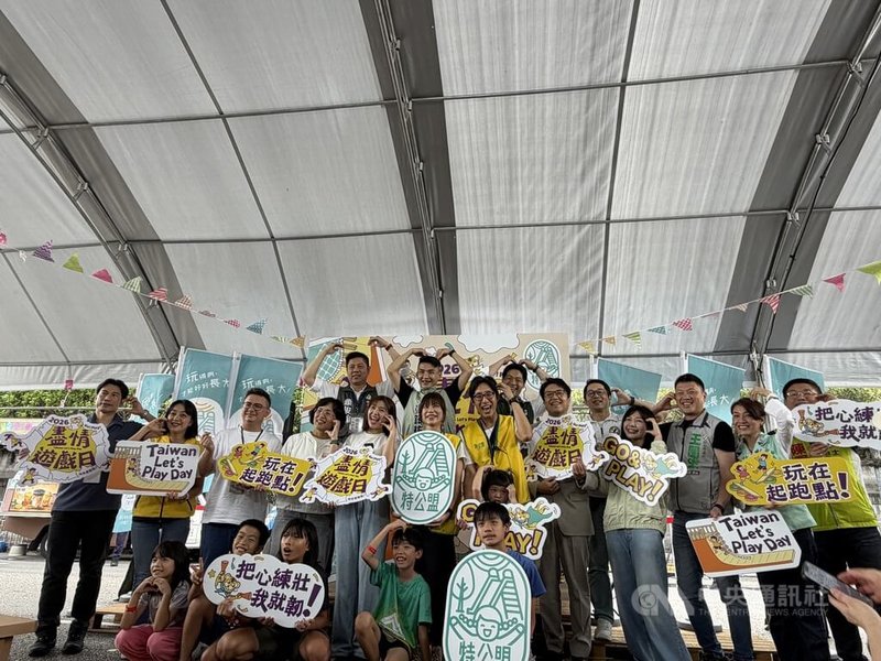 台灣還我特色公園行動聯盟6日在凱達格蘭大道舉行第2屆「盡情遊戲日」，民進黨台北市長參選人沈伯洋（右6）與同黨新北市長參選人蘇巧慧（2排左4）、立委張雅琳（2排左5）、吳沛憶（右4）及國民黨立委黃健豪（2排左3）等也到場參與。中央社記者吳欣紜攝　115年6月6日