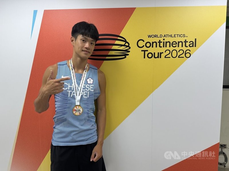 台灣男子撐竿跳全國紀錄保持人吳彥翰（圖）6日在2026新北國際田徑公開賽代表亞運培訓隊出賽，跳出5公尺51的破全國紀錄、順利摘金。中央社記者黎建忠攝　115年6月6日