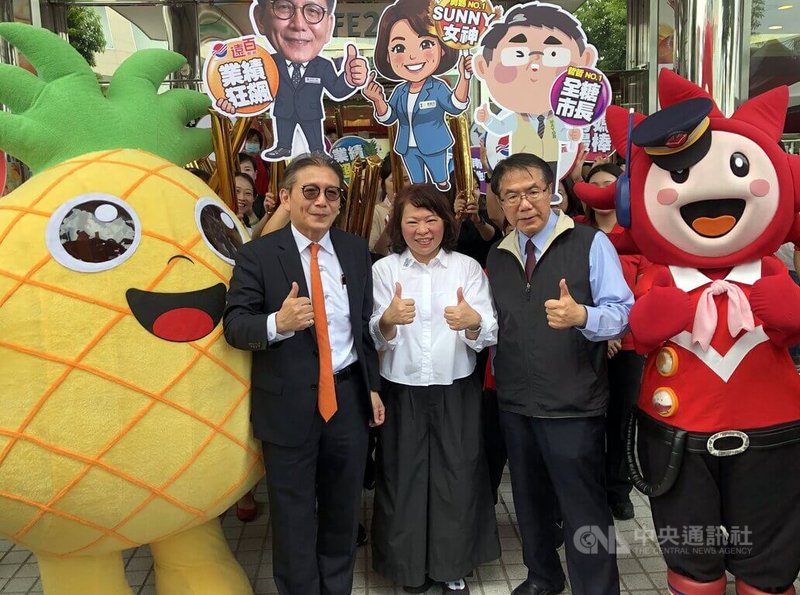台南市政府6日在嘉義市遠東百貨辦農產銷售活動，台南市長黃偉哲（右）與嘉義市長黃敏惠（中）同台促銷。中央社記者黃國芳攝　115年6月6日