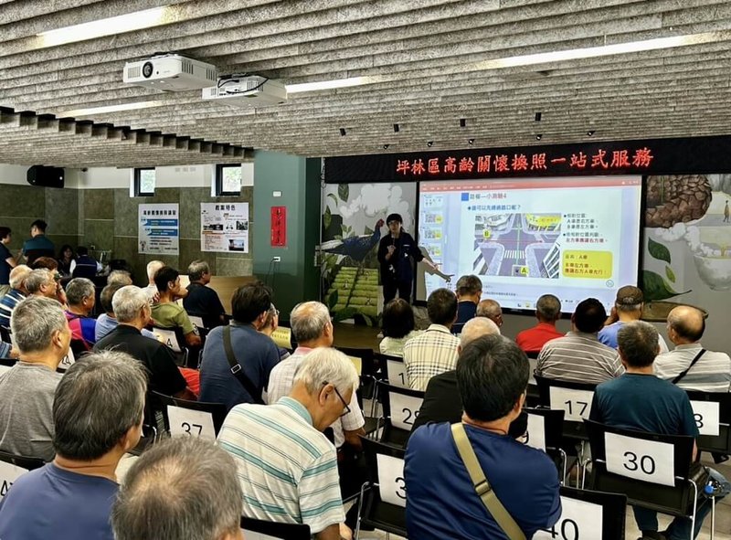 高齡駕駛換照新制5月31日上路，換照年齡由75歲下修至70歲，全台監理所站同步啟動一站式換照服務及下鄉巡迴服務，據公路局統計，截至5日，已有7305人完成換照。（公路局提供）中央社記者黃巧雯傳真　115年6月6日