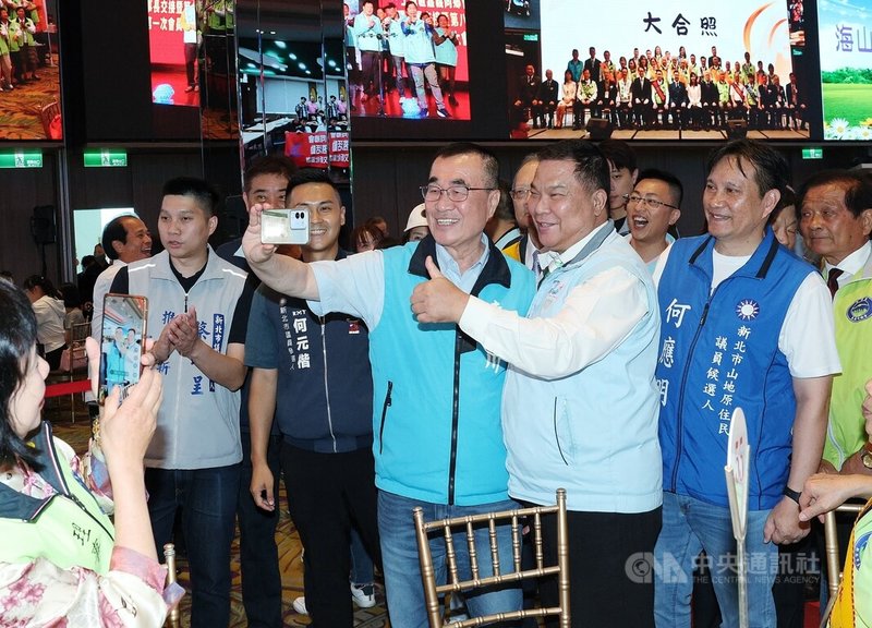 國民黨新北市長參選人李四川（中持手機者）6日出席新北市嘉義同鄉會會員大會，逐桌致意並合影，懇託鄉親全力支持。中央社記者郭日曉攝　115年6月6日