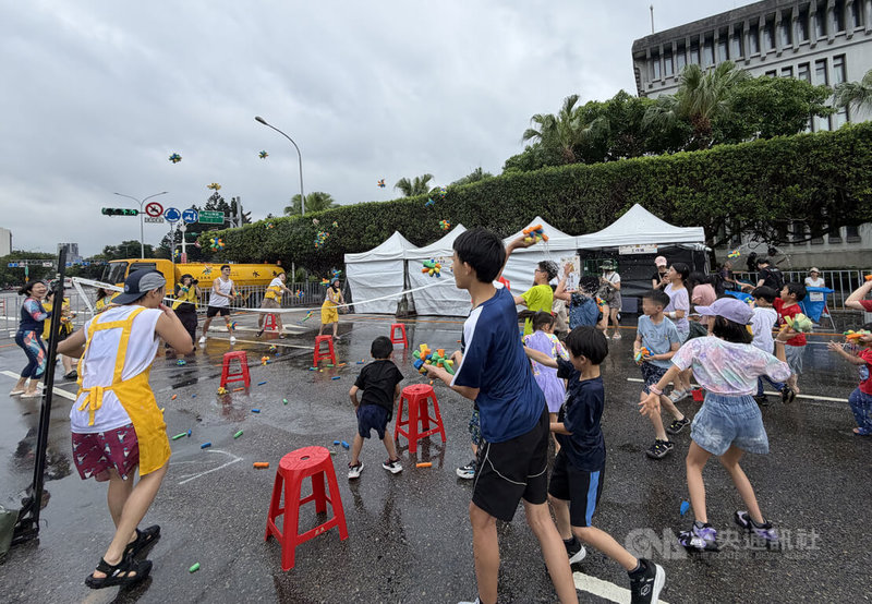 主張兒童應有足夠遊戲權，台灣還我特色公園行動聯盟6日舉行第2屆「盡情遊戲日」，將凱道打造成親子家庭的限時遊戲空間，盼大眾重視兒少遊戲權。中央社記者吳欣紜攝　115年6月6日