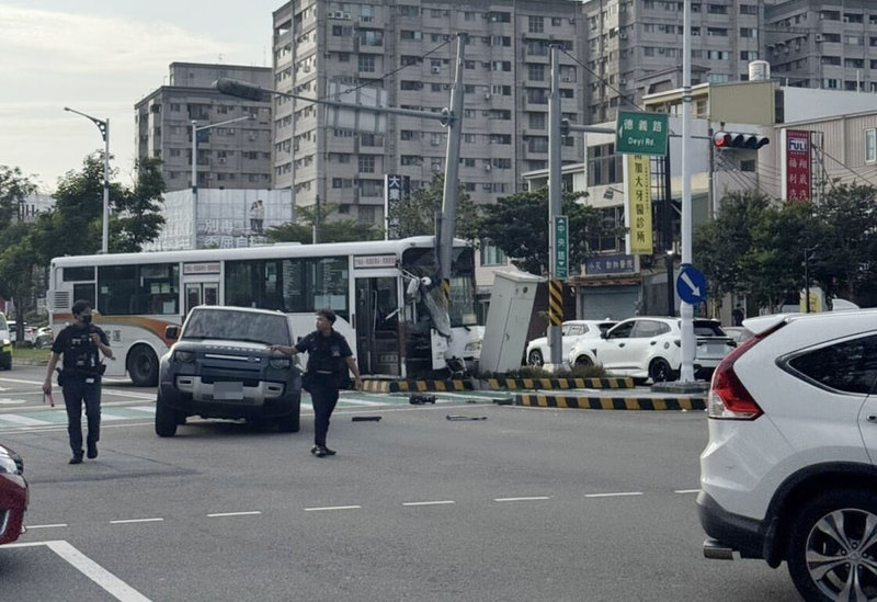 一輛客運6日行經苗栗縣頭份市時與一輛等紅燈的小客車碰撞，後又衝撞中央分隔島，客運車內6名乘客受傷；警方初判客運司機疑疲勞駕駛釀禍。（苗栗縣政府提供）中央社記者魯鋼駿傳真　115年6月6日