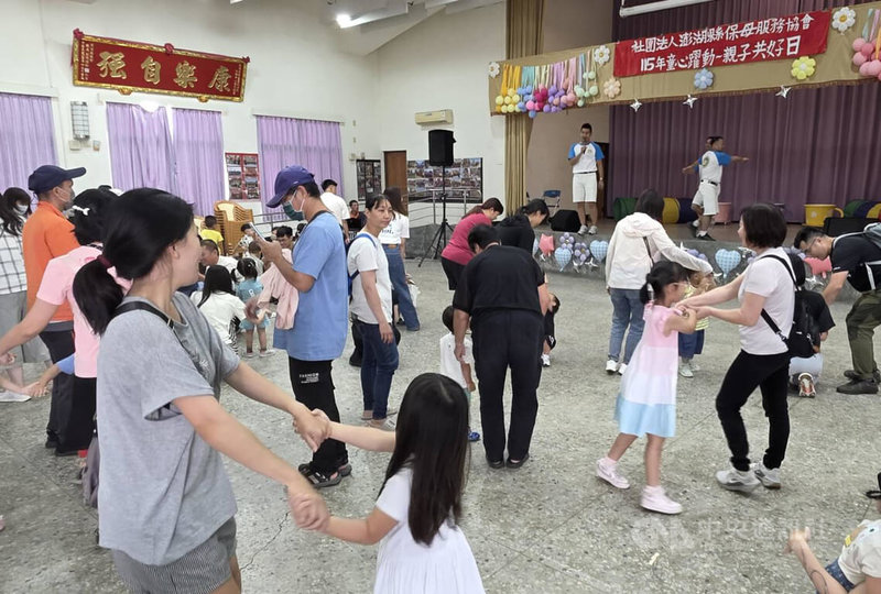 澎湖縣政府「童心躍動 親子共好日」6日在馬公西衛社區活動中心舉行，吸引近百組親子參加，一同在歡笑與互動中增進親子情感。中央社　115年6月6日