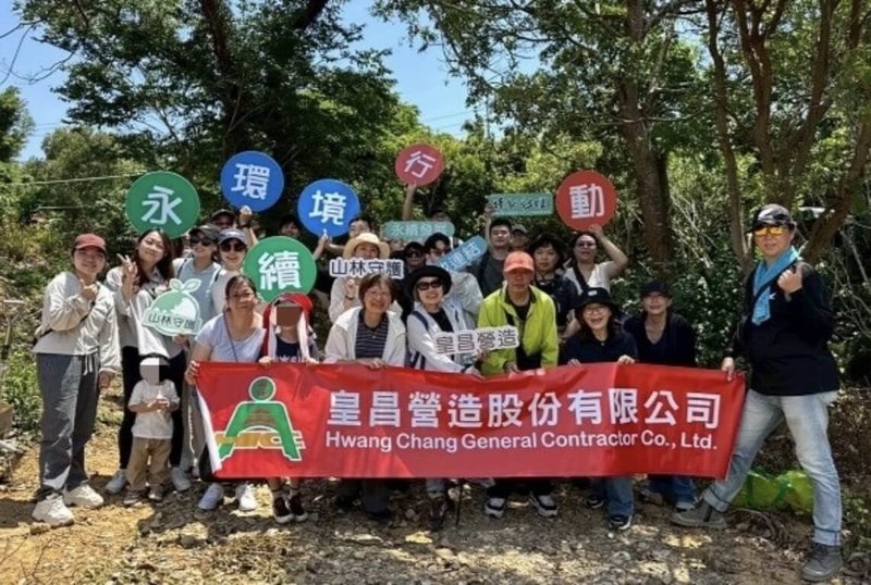 中華大學攜手企業到新竹縣新埔鎮，透過親子植樹活動將閒置茶園轉化為生態林與環境教育場域，展現大學實踐社會責任的成果。（中華大學提供）中央社記者魯鋼駿傳真　115年6月6日