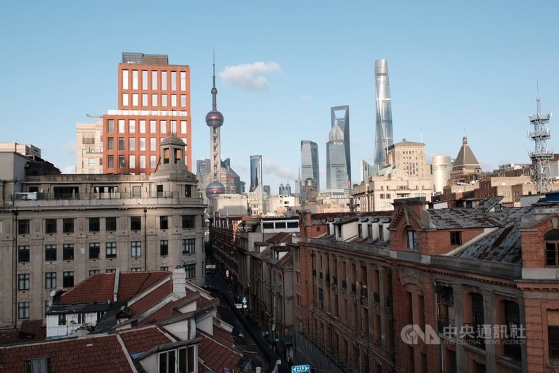 近期上海房市數據回升，尤其是中古屋成交量亮眼。上海房市專家5日指出，這波回暖與中國推動的「好房子」政策重塑房市格局，以及官方出手收購部分中古屋穩定市場有關。中央社記者廖文綺上海攝　115年6月6日