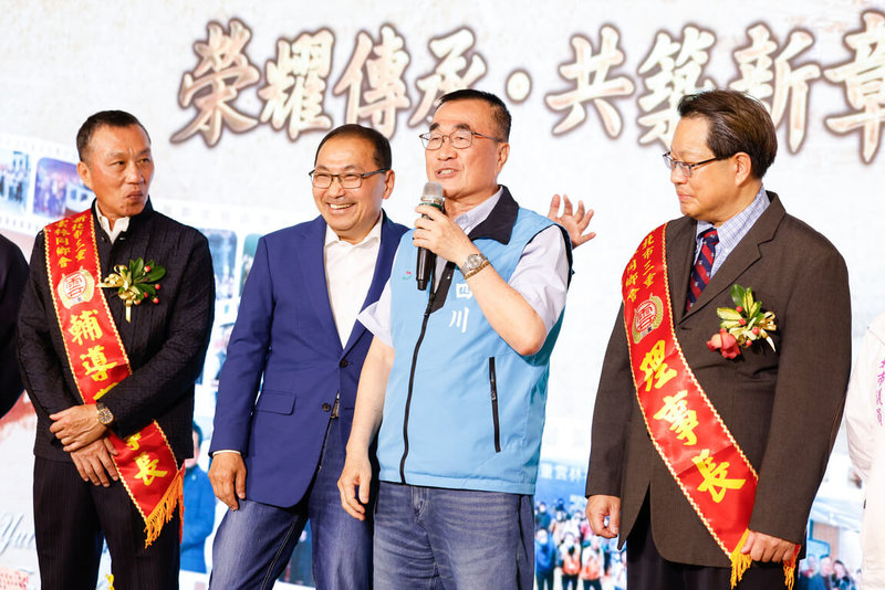 國民黨新北市長參選人李四川（右2）6日晚間與新北市長侯友宜（左2）一同出席新北市三重雲林同鄉會理事長交接典禮，侯友宜會中表態支持李四川接棒。（李四川競選辦公室提供）中央社記者黃旭昇傳真　115年6月6日