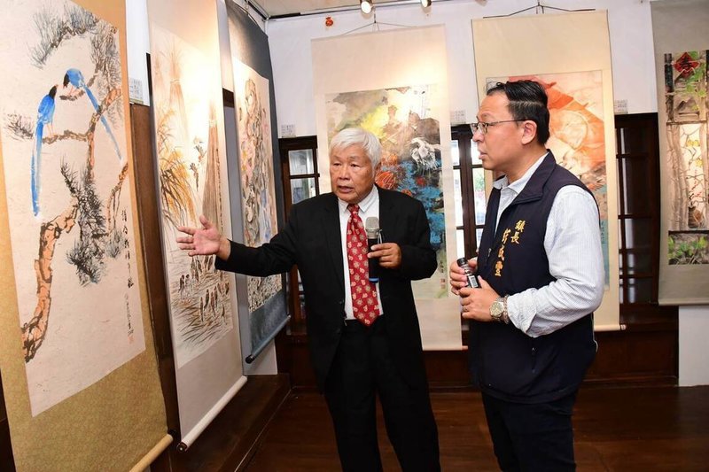 新禾文化藝術協會藝術下鄉2026年首展在台東縣關山鎮藝文中心揭幕，自即日起展出至28日，協會理事長賴世榮（左）為關山鎮長彭成豐（右）介紹展示作品。（賴世榮提供）中央社記者盧太城傳真　115年6月6日