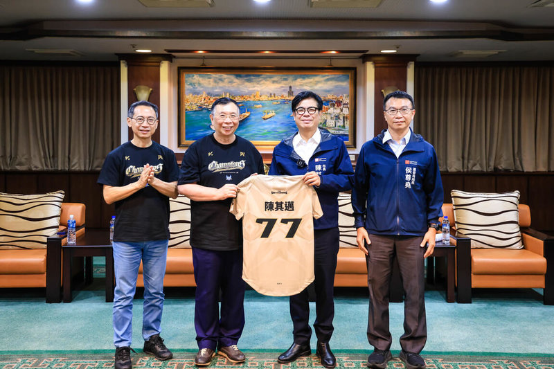 台灣職業排球聯盟（TPVL）首屆總冠軍由台鋼天鷹隊拿下，球隊6日至高雄市政府獻獎，台鋼集團會長謝裕民（左2）並致贈冠軍球衣給市長陳其邁（右2）。（台鋼天鷹提供）中央社記者林巧璉傳真　115年6月6日