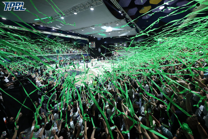 台灣職業籃球大聯盟（TPBL）6日進行決勝負的總冠軍賽第7戰，主場作戰的福爾摩沙夢想家靠著第4節初一波13比2的攻勢，加上洋將班提爾替補攻下29分、13籃板，終場就以90比78扳倒新北國王，拿到隊史成軍首冠。（TPBL提供）中央社記者黎建忠傳真　115年6月6日