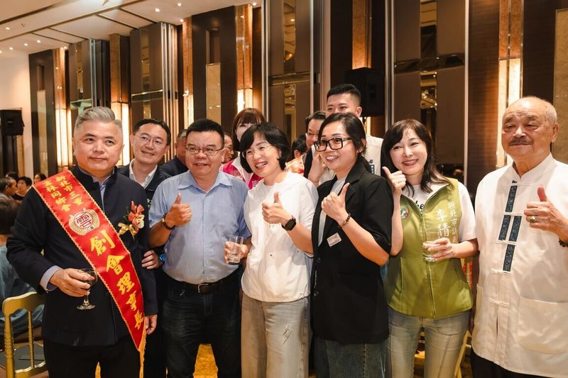 民進黨新北市長參選人蘇巧慧（前左3）6日晚間出席新北市三重雲林同鄉會理事長交接儀式，跟與會者開心合影、互動熱絡。（蘇巧慧競選辦公室提供）中央社記者黃旭昇傳真　115年6月6日