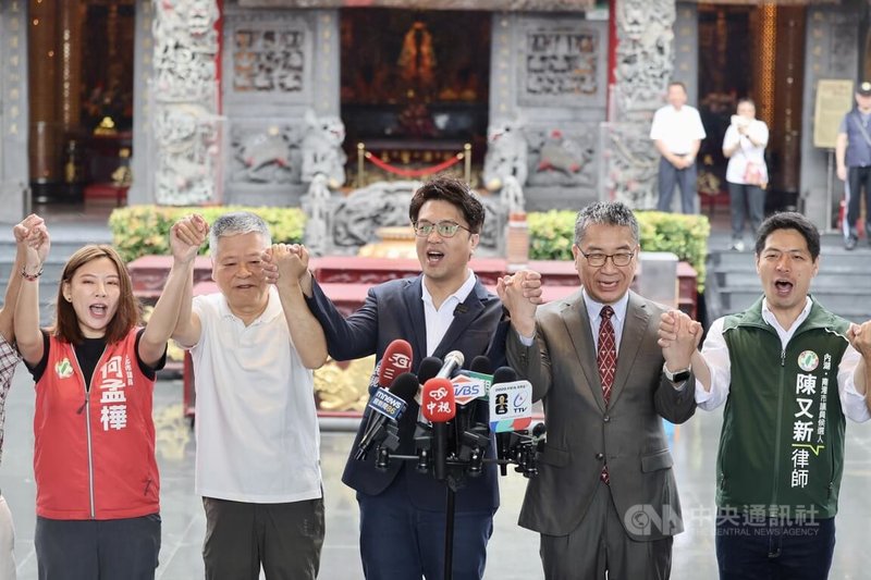 民進黨台北市長參選人沈伯洋（中）6日在民進黨祕書長徐國勇陪同（右2），到台北內湖碧山巖開漳聖王廟參香，參香後在廟裡高舉手臂歡呼。中央社記者王飛華攝　115年6月6日