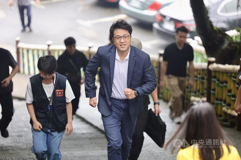 民進黨台北市長參選人沈伯洋（中）6日到台北內湖碧山巖開漳聖王廟參香，沈伯洋在階梯小跑步跑上開漳聖王廟。中央社記者王飛華攝　115年6月6日