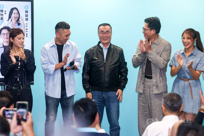 台灣民眾黨6日在新北市新莊舉行新北市議員聯合競選總部暨李四川市長參選人後援會成立大會,主席黃國昌(右2)、國民黨新北市長參選人李四川(中)出席,與民眾黨新北市議員參選人同台造勢,民眾黨特別送上輝達執行長黃仁勳的特色服裝「黑色皮衣」給李四川,盼李四川能成為新北市的CEO。中央社記者王騰毅攝 115年6月6日
