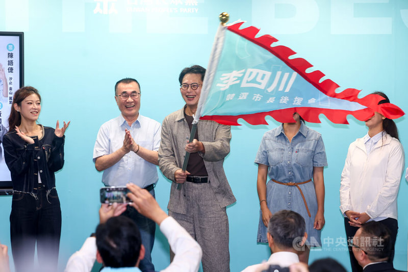 台灣民眾黨6日在新北市新莊舉行新北市議員聯合競選總部暨李四川市長參選人後援會成立大會,主席黃國昌(中)與國民黨新北市長參選人李四川(左2)出席,黃國昌揮舞李四川後援會旗幟造勢。中央社記者王騰毅攝 115年6月6日