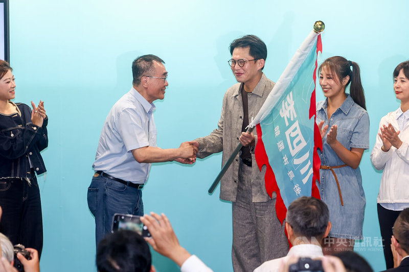 台灣民眾黨6日在新北市新莊舉行新北市議員聯合競選總部暨李四川市長參選人後援會成立大會,主席黃國昌(中)從國民黨新北市長參選人李四川(左2)手中接過李四川後援會旗幟,象徵民眾黨接下後援重擔全力輔選。中央社記者王騰毅攝 115年6月6日