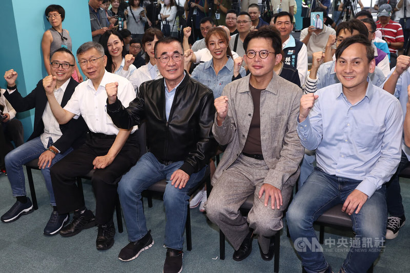 台灣民眾黨6日在新北市新莊舉行新北市議員聯合競選總部暨李四川市長參選人後援會成立大會,創黨主席柯文哲(前左2起)、國民黨新北市長參選人李四川、主席黃國昌、國民黨立委葉元之與民眾黨新北市議員參選人及支持者一同造勢。中央社記者王騰毅攝 115年6月6日
