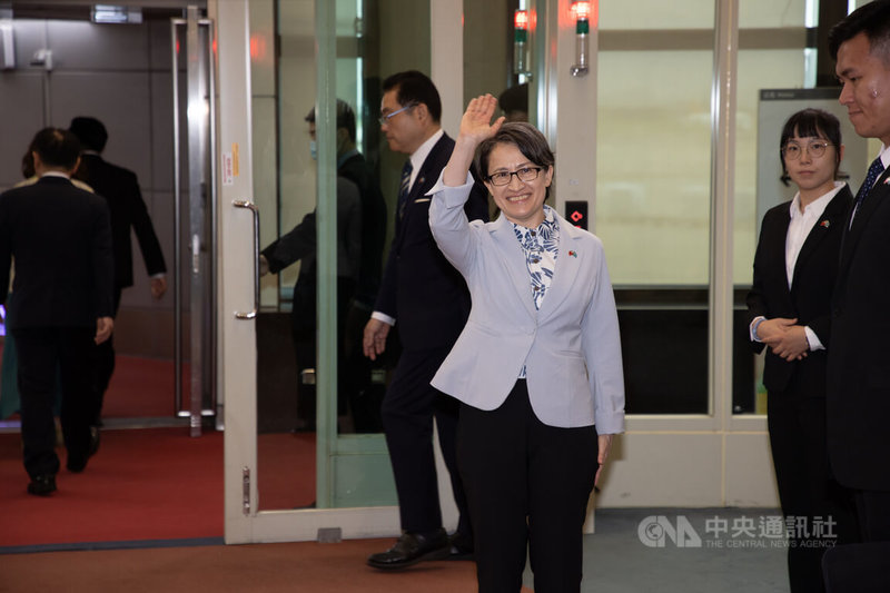 副總統蕭美琴（中）6日啟動「帛榮專案」，是上任後首次出訪友邦帛琉，在桃園國際機場登機前向現場人員揮手告別。中央社記者葉臻攝 115年6月6日