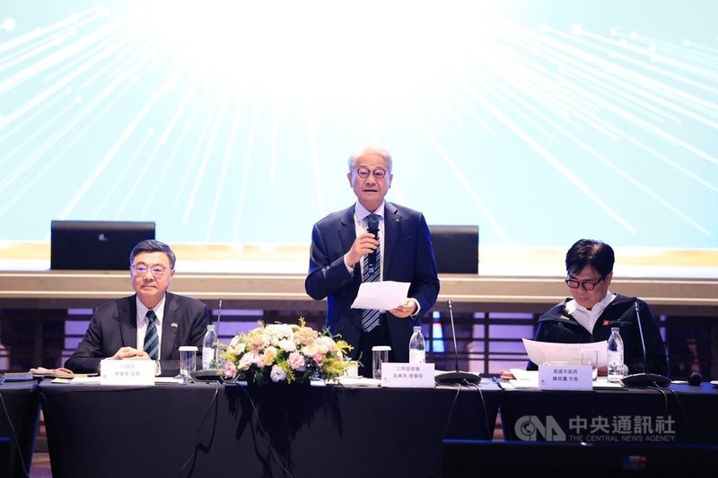 中華民國工商協進會6日在高雄舉辦115年南部工商午餐會，由行政院長卓榮泰（左）、工商協進會理事長吳東亮（中）共同主持，會中業界提出24項提案、61項具體建議。中央社記者林巧璉攝　115年6月6日