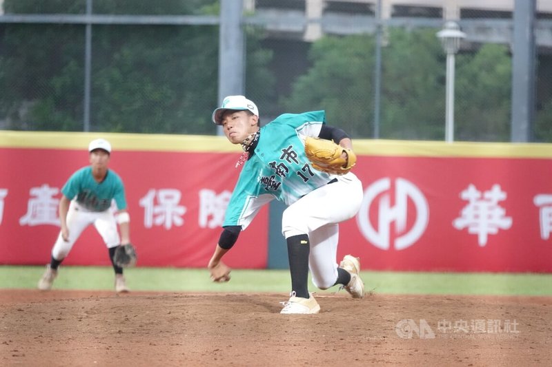 115年華南金控盃全國青少棒錦標賽6日進行4強戰，台南潛水艇陳柏駿（圖）中繼3.1局，有效壓制勁敵桃園市隊，助隊以12比0、6局搶勝晉級冠軍戰。中央社記者謝靜雯攝　115年6月6日