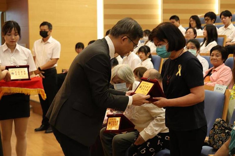 高雄醫學大學副校長林志隆（前左）2025年在「人體暨器官捐贈感恩大會」上，向大體老師、器官捐贈者及其家屬致上最深的感謝，並代表學校致贈感謝牌給大體老師家屬。（高雄醫學大學提供）中央社記者林巧璉傳真　115年6月6日