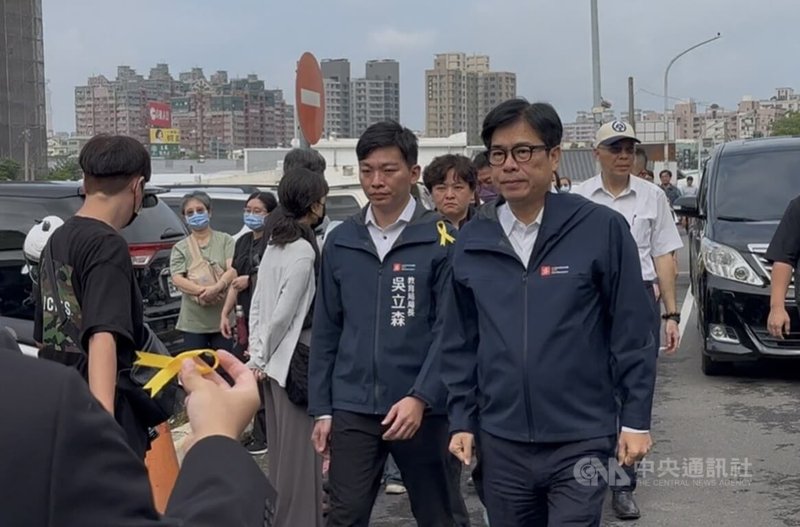高雄市某國小教師墜樓事件引發各界關注，高雄市長陳其邁（前右）6日出席該名老師的告別式，現場也湧入數百名學生哀悼。中央社記者林巧璉攝　115年6月6日