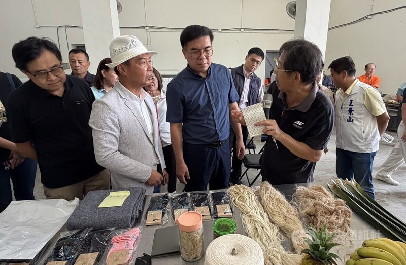 環境部長彭啓明（前右2）6日與民進黨立委許智傑（前左2）到屏東縣九如鄉農會參訪鳳梨葉自動取纖循環場，了解由鳳梨纖維製成的商品。中央社記者李卉婷攝　115年6月6日