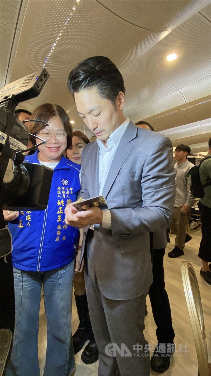 中國國民黨籍立法委員謝龍介5日晚間在新北市舉行台南市長選舉競選募款餐會,台北市長蔣萬安(前)出席支持,受到與會者歡迎。 中央社記者黃旭昇攝 115年6月5日
