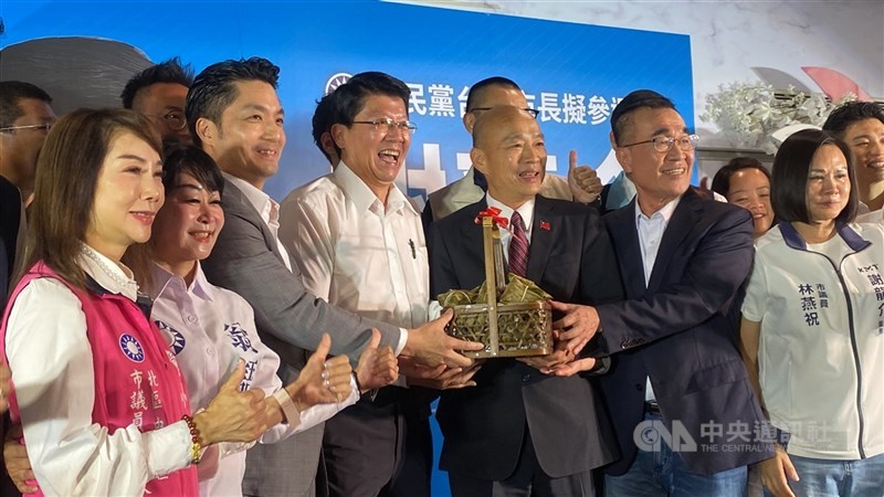 中國國民黨籍立法委員謝龍介(前左4)5日在新北市舉行台南市長選舉競選募款餐會,立法院長韓國瑜(前左5)出席支持。前左3為台北市長蔣萬安、前右2為國民黨新北市長參選人李四川。 中央社記者黃旭昇攝 115年6月5日