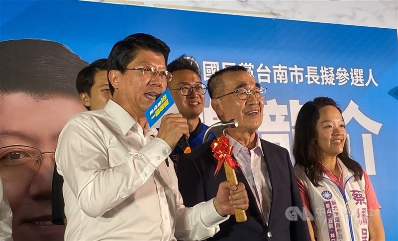 中國國民黨籍立法委員謝龍介(前左)5日在新北市舉行台南市長選舉競選募款餐會,同黨新北市長參選人李四川(前左2)到場送鐵鎚,謝龍介說,要打破台南許久未政黨輪替局面。 中央社記者黃旭昇攝 115年6月5日