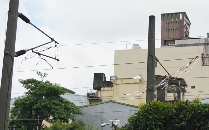 彰化市公所6日舉行彰化台鐵舊宿舍群3棟修復工程竣工典禮，未料剪綵施放彩帶卻飄至台鐵電車線上，造成電車線瞬間跳電。台鐵表示，清除後已恢復正常行車。（民眾提供）中央社記者鄭維真傳真 115年6月6日
